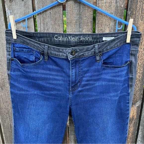 Calvin Klein Wm’s Frayed Rebel Black & Blue Ankle Skinny Fit Jeans Sz 33 - Picture 2 of 16